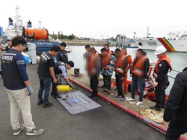 사진=중부해양경찰청,경찰정전용부두에서 나포한 외국선원 대상 방역