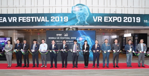 KT는 2일부터 4일까지 서울 강남구 코엑스에서 열리는 ‘코리아 VR 페스티벌 2019’에 전시관을 마련하고 다양한 실감미디어 서비스를 선보인다.오늘 오전 KVRF 2019에 참여한 주요 관계자들이 개막식 세리머니를 진행하고 있다. 사진 오른쪽 다섯 번째 한국가상증강현실산업협회 구현모 협회장(KT 커스터머&미디어부문장), 왼쪽 여섯 번째 정보통신산업진흥원 김창용 원장, 왼쪽 일곱 번째 KT 뉴미디사업단 김훈배 단장, 왼쪽 여덟 번째 과학기술정보통신부 남철기 과장.(사진 KT 제공)