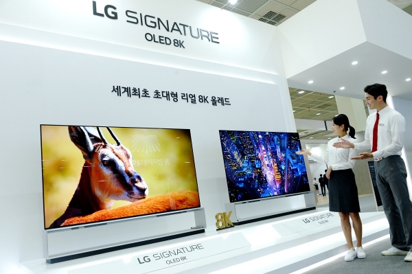 8일 삼성동 코엑스에서 개막한 'KES 2019' 전시회에서 모델들이 리얼 8K 해상도를 구현하는 세계 최초 8K 올레드 TV 'LG 시그니처 올레드 8K'를 소개하고 있다.(사진 LG전자 제공)