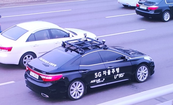 10일 오전 서울 마곡 LG사이언스파크에서 열린 '자율주행차랑 시연 기자간담회'에서 LG유플러스의 5G-V2X 자율주행차량이 주행 중이다.