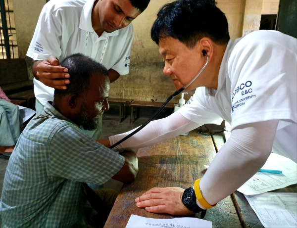 포스코건설이 지난 8일부터 사흘간 방글라데시 마타바리에 있는 푸란 바자(Puran Bazar)초등학교에서 인하대병원 의료진과 함께 의료 봉사활동을 펼치고 있다.