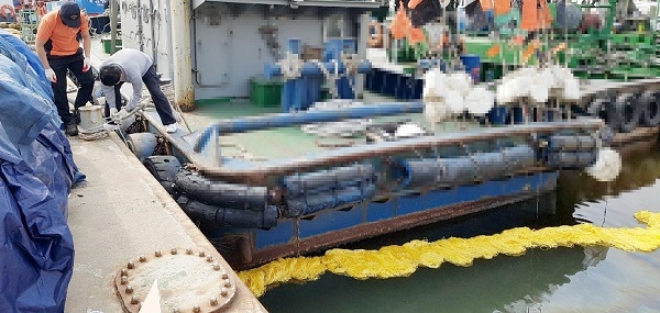 사진=인천해경,남항부두 예인선 기름유출 방제작업