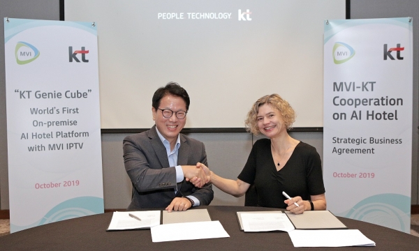 KT 글로벌사업개발담당 배철기 상무(왼쪽)와 MVI CEO 앙케길(오른쪽)이 18일 계약을 체결했다.(사진 KT 제공)
