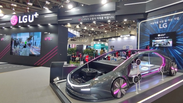 LG유플러스 전시장에서 배터리팩을 탑재한 미래형 차량 모델을 선보이는 모습.