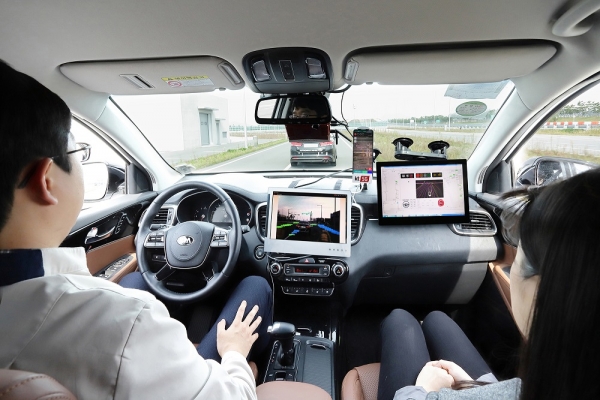 현대모비스 서산주행시험장에서 모비스의 자율주행차 ‘엠빌리’로 KT 5G V2X 기반 자율주행 기술을 시연하고 있다.(사진 KT 제공)