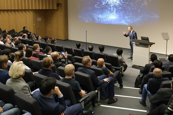 KT 황창규 회장이 22일(현지시간) 스위스 취리히에 위치한 취리히 연방공대(ETH Zurich)에서 ‘5G, 번영을 위한 혁신(5G, Innovation for Prosperity)’을 주제로 특별강연을 하고 있다.(사진 KT 제공)