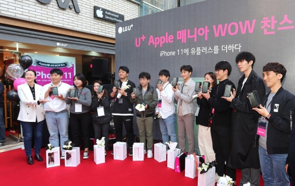 ‘U+Apple 매니아 WOW찬스’에 참석한 애플 단말기 매니아 11명이 기념촬영을 진행하는 모습.