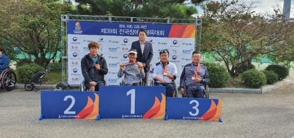 사진 = 쿼드 단식에서 금메달을 획득한 한샘 장애인스포츠단의 김규성 (왼쪽에서 2번째) 선수