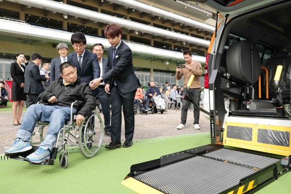 2019년10월24일 국민드림마차 전달식_휠체어를 미는 한국마사회 김낙순 회장