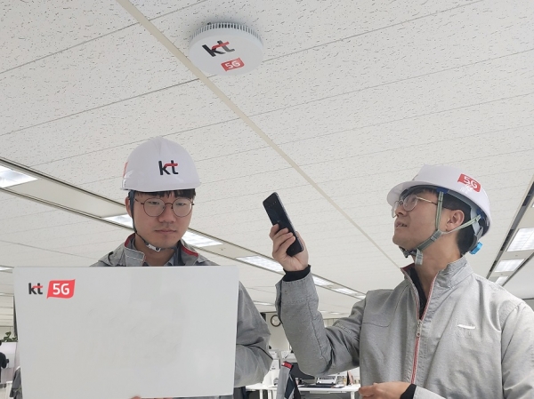KT 네트워크부문 직원들이 대구 KT 효목사옥 내 5G 스몰셀(Small Cell) 솔루션 RDS(Radio Dot System)를 설치한 후 품질을 점검하고 있다.(사진 KT 제공)