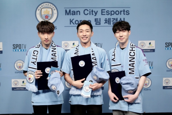 사진 = ‘Man City FIFA 온라인 팀 선발전’ 본선에서 우승한 ‘경기도(사진 좌측부터 김유민, 서준열, 김성훈)’ 팀이 기념촬영을 하고 있다.