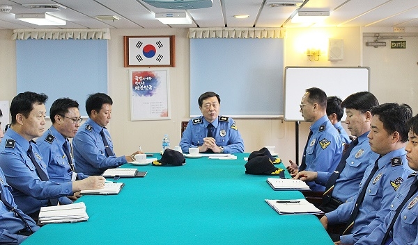 중부해양경찰청,태안해경서 1507함을 방문한 구자영 청장이 승조원들과 대화