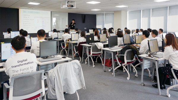사진 = 하나금융그룹 임직원들이 인천 청라에 위치한 하나글로벌캠퍼스에서 스크래치를 활용한 코딩교육을 받고 있다.