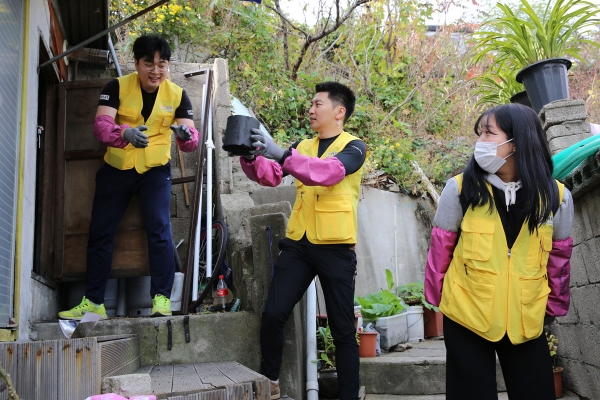 [사진자료] 아워홈 행복나눔 봉사단원들이 연탄을 배달하는 모습