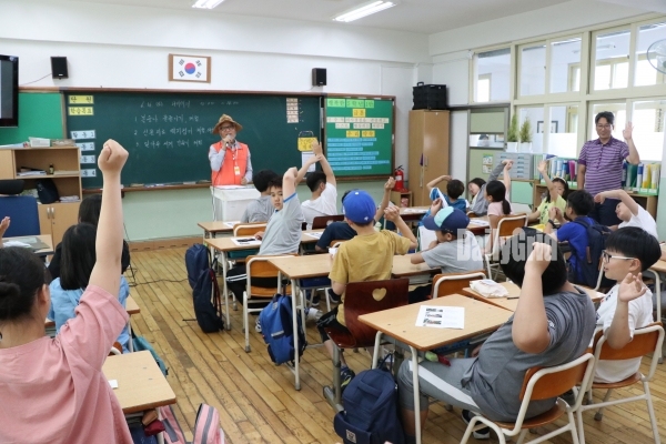 ▲ 정목초등학교에서 진행한 찾아가는 서울노인영화제
