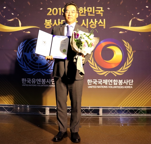 사진 = 아이템베이가 지난 5일 여의도 KBS 아트홀에서 열린 '2019 대한민국 봉사대상'에서 대한민국 봉사대상과 국회 교육위원회 위원장상을 수상했다.