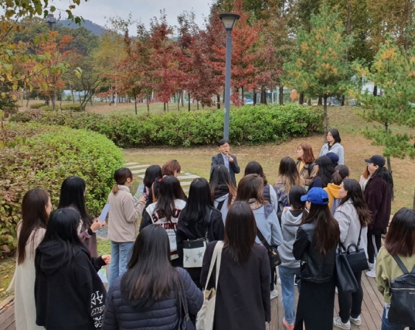 사진 = 지난 5일 서울서초지구 어울림공원에서 ‘LH 공원투어 프로그램’에 참여한 대학생들이 공원 설계자의 설명을 듣고 있다.