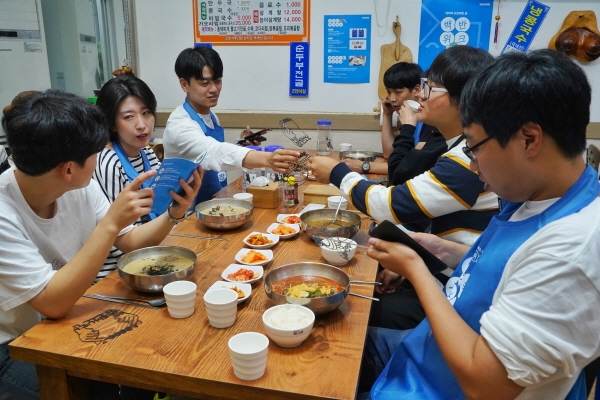 '백반위크 in 강릉'에 참여하는 밥집에서 식사하고 있는 모습. 사진 = 네이버