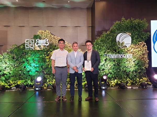 사진 = 지난 8일(현지시각) 필리핀 세부 워터프론트 호텔(Waterfront Hotel)에서 개최된 IFLA Award 2019 시상식에서 GS건설 건축∙주택디자인팀 황광일 차장, IFLA-APR 학회장 도미안 탕(Domian Tang), GS건설 건축∙주택디자인팀 박도환 차장(왼쪽부터)이 기념사진을 촬영하고 있다.