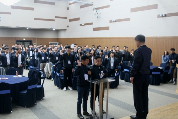사진 = 지난 7일 한국어촌어항공단 임직원이 인권경영 선언식을 진행하고 있다.