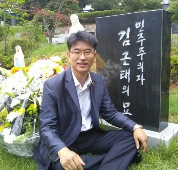 김용석 서울시의회 더불어민주당 대표의원이 故) 김근태 고문의 묘소를 찾아 참 민주주의 정치 스승을 추모했다.