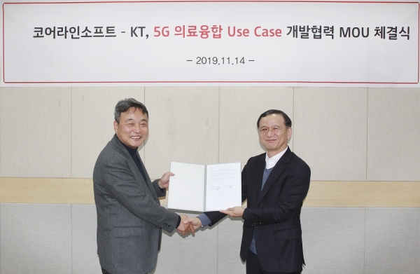 서울 서초구 우면동 KT 5G 오픈랩에서 KT 이선우 인프라연구소장(오른쪽)과 코어라인소프트 최정필 대표(왼쪽)가 MOU를 체결했다.(사진 KT 제공)