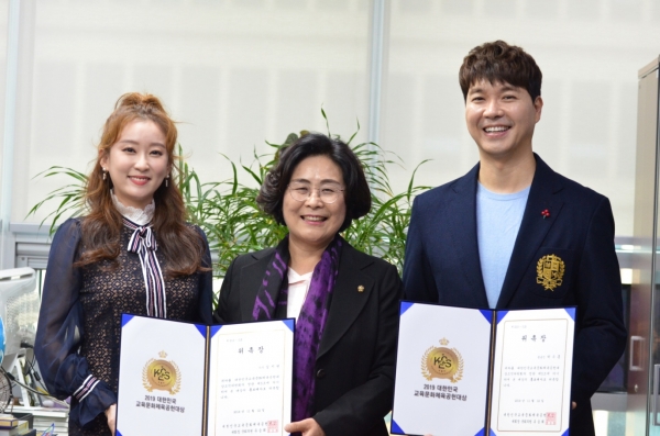 사진 = 지난 12일 (맨 왼쪽부터) 가수 김지원씨, 유승희 의원, 방송인 박수홍씨가 홍보대사 위촉식에서 기념 촬영을 하고 있다.