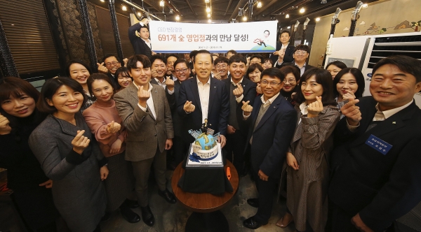 사진 = 지난 19일 김도진 IBK기업은행장이 군산지역 지점 직원들과 함께 기념사진을 찍고 있는 모습.