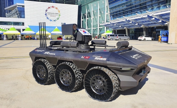 KT는 현대로템과 함께 부산 벡스코에서 개최된 2019 한·아세안 특별정상회의에서 경호안전통제단 주관 아래 5G 기반의 다목적 무인차량 ‘HR-Sherpa’를 성공적으로 시연했다고 밝혔다.(사진 KT 제공)