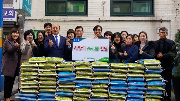 서울농협은 연말연시를 맞아 2일 강동구 지역아동센터 연합회를 방문해 농산물을 전달하고 간담회를 가졌다[사진 농협 제공]