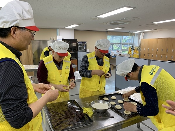 사진=인천도시공사,관내 취약계층을 위해 손수 빵을 만들고 있는 모습