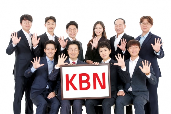 KT는 지난 9일 한국프레스센터에서 열린 2019 대한민국 커뮤니케이션 대상에서 KT그룹 사내방송인 KBN 센터가 국회 과학기술정보방송통신위원회 위원장상, 방송 부문, 웹사이트 부문 등 3개 부문을 수상했다고 밝혔다.[사진 KT 제공]