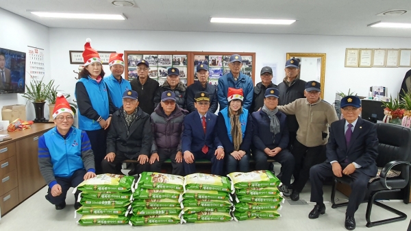 사진 = 지난 10일 나누고 베풀고 봉사하는 그룹이 관악구 6.25 참전유공자 사무실을 방문에 '사랑의 쌀'을 전달했다.
