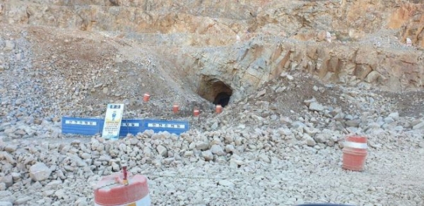 사진 = 포스코가 건설하려는 포스파워 부지에서 발견된 동굴입구 (환경운동연합 제공)