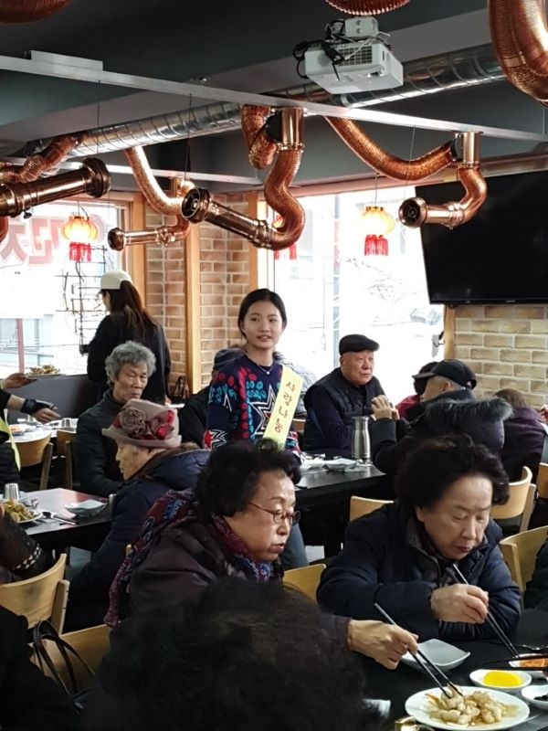 박진아양은 지난  26일 연말을 맞아 서울 관악구의 중식당 ‘안성각’에서 관내 어르신 및 어린이 150여명에게 식사를 대접하는 봉사활동에 참여했다.