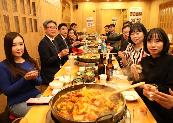 사진 = 이동빈 수협은행장(왼쪽 두 번째)이 춘천지점 직원들과 저녁식사를 함께 하는 모습