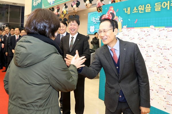 사진 = 2일 서울 을지로 본점에서 지성규 KEB하나은행장(사진 오른쪽)이 출근하는 직원들과 반갑게 인사를 나누고 있다.