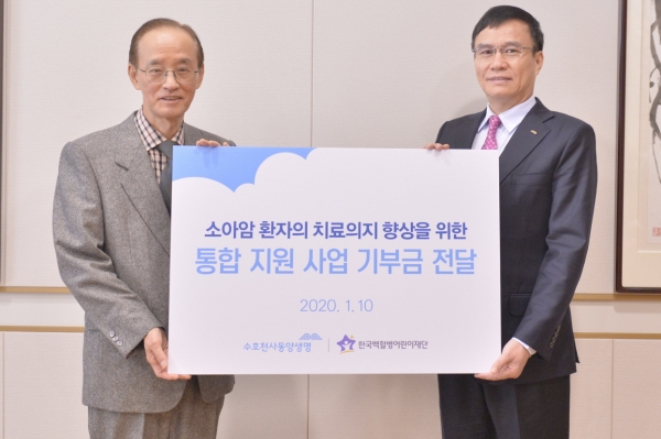 사진 = 동양생명 뤄젠룽 사장(오른쪽)이 한국백혈병어린이재단 안효섭 상임이사와 기념촬영을 하고 있다.