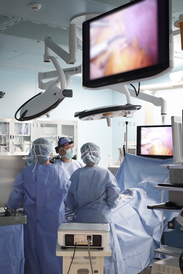 삼성서울병원 수술실에서 의료진이 5G 싱크캠을 장착하고 수술 교육을 진행하고 있다.[사진 KT 제공]