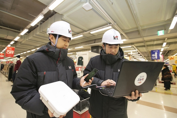 KT 네트워크부문 직원들이 경기도 안양시 홈플러스 매장 내에 고성능 광중계기를 설치하고 5G 서비스 품질을 확인하고 있다.[사진 KT 제공]
