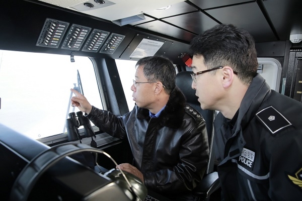 사진=인천해양경찰서, 설명절대비 여객선 해상항로 현장점검 을하고있다