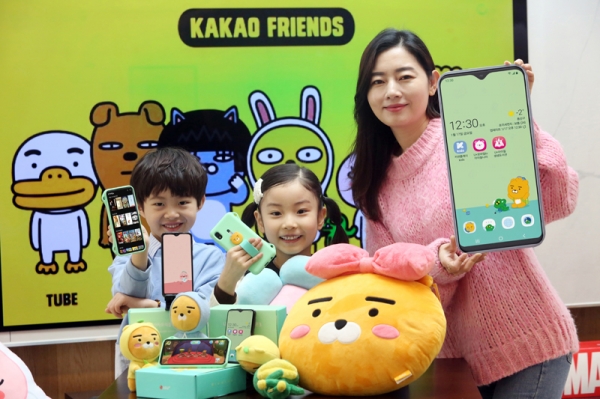 사진 = 초등학생 자녀와 부모 고객이 카카오리틀프렌즈폰3를 이용하고 있는 모습.