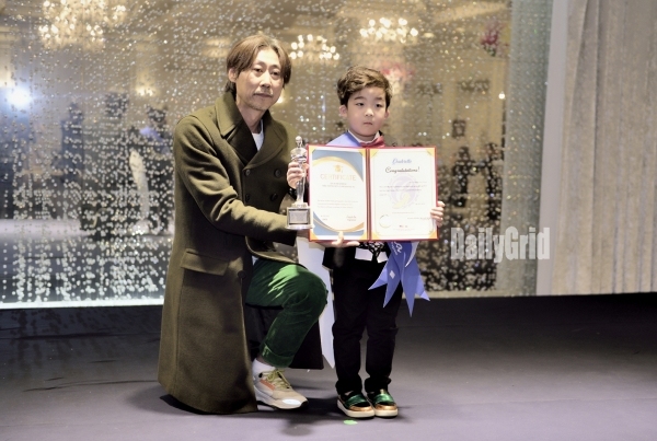▲ 우측 송민규 '2020 신데렐라 모바일 보트 베스트 프린스' 차지 / ⓒ 오종준 기자