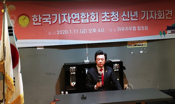 기자들의 질문에 설명하는 '국가혁명배당금당' 허경영 당 대표/사진=한국기자연합회