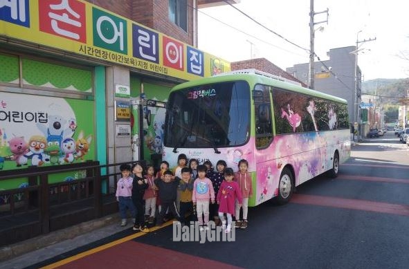 사진 = 12월까지 초등학교와 유치원, 장애인복지관 등을 직접 찾아가는 그림책버스를 운영한다고 밝혔다.