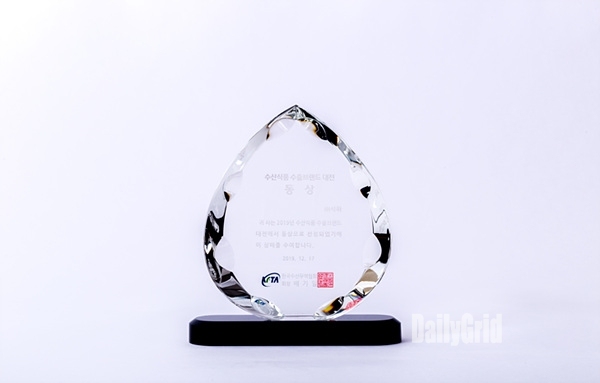 지난달 17일 서울 더프라자호텔에서 열린 '2019 수산식품 수출브랜드 대전' 시상식에서 튀기지 않고 오븐에 구운 미역스낵으로 동상을 수상한 (주)석하