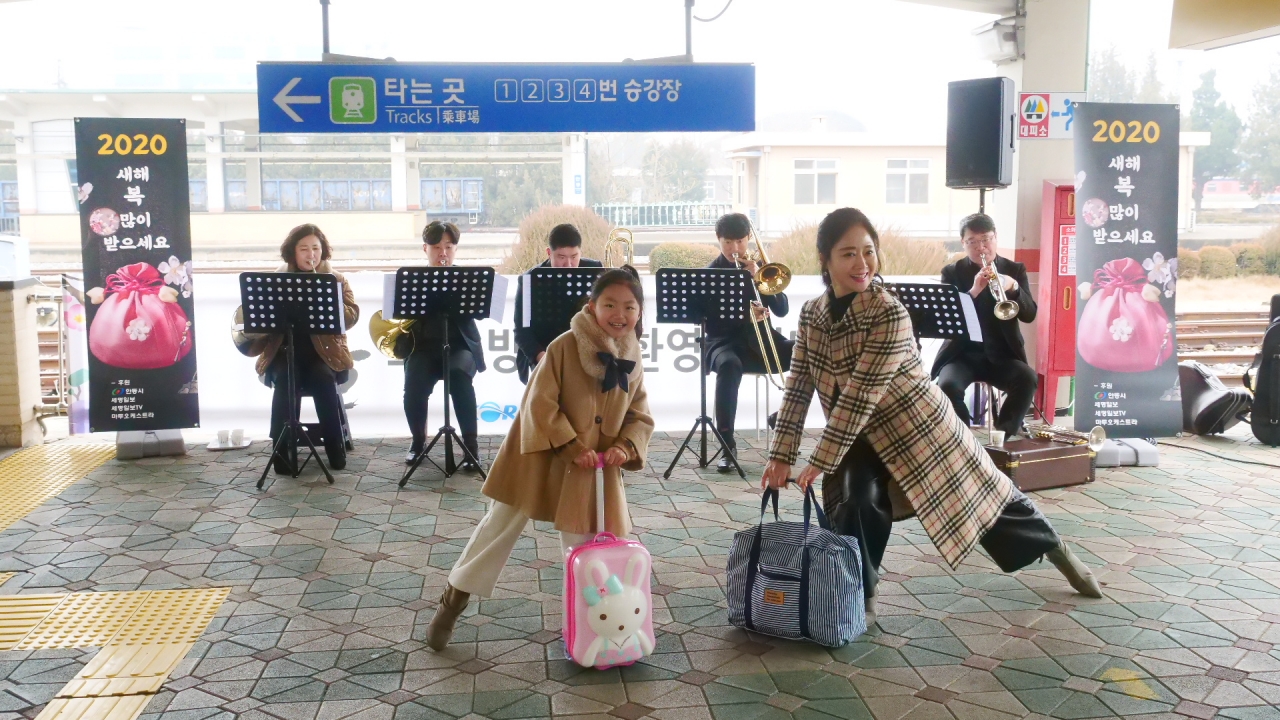 박정연선생님과 김나은양이 공연하고있는 사진