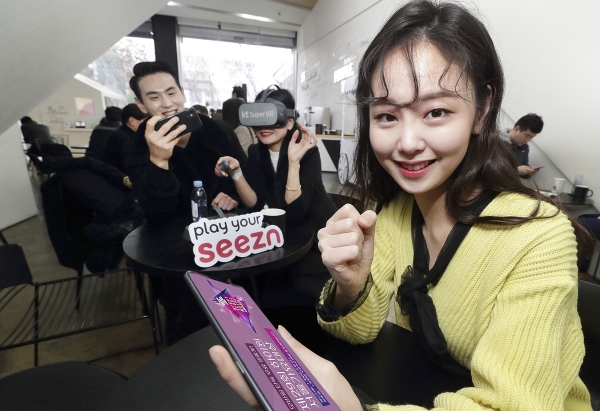KT 모델들이 Seezn(시즌)과 슈퍼 VR에서 무료로 즐길 수 있는 서울가요대상을 소개하고 있다.[사진 KT 제공]