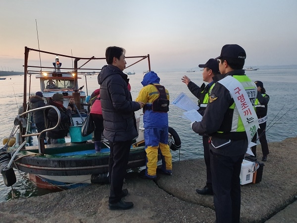사진=중부해양경찰청,설 연휴기간 해양경찰관이 출항하는 다중이용선박 안전점검