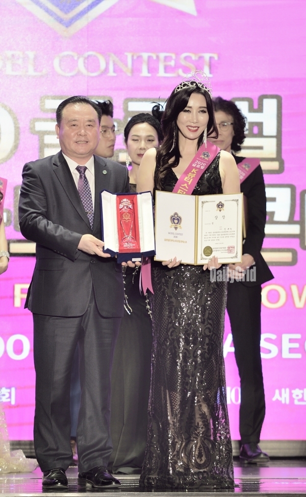 ▲ 우측 김은숙 '드레스부문의 진' 수상 / ⓒ 오종준 기자